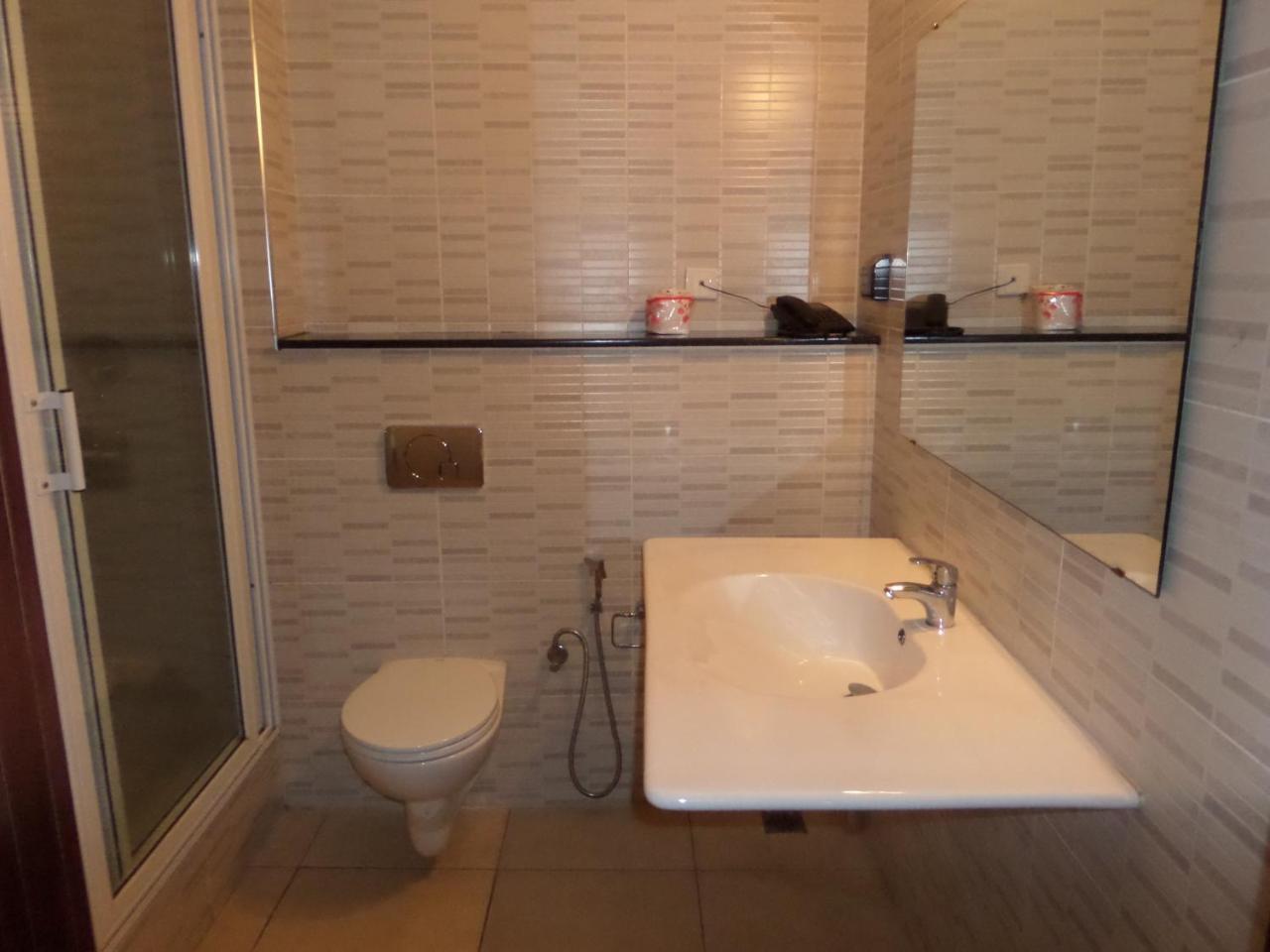 Hotel Newcastle Lagos Rum bild